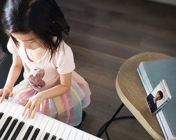 child playing the piano